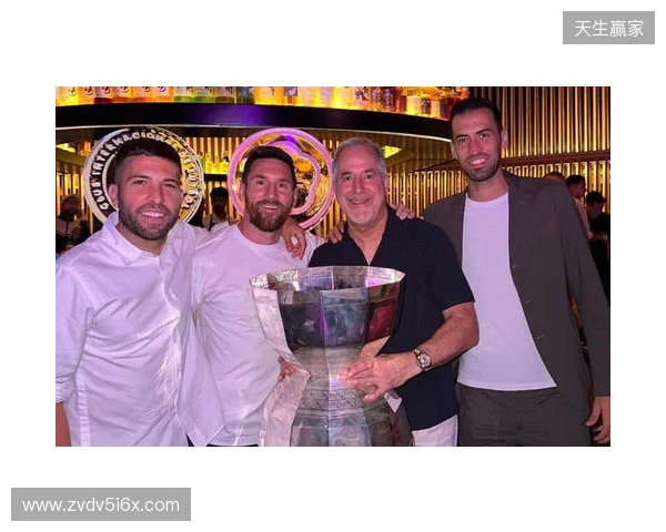 安东内拉晒一家人同美职联奖杯合照:恭喜亲爱的,我们爱你 安东内拉晒一家人同美职联奖杯合照:恭喜亲爱的,我们爱你