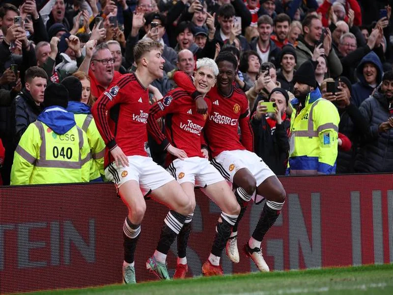 TA：曼联明夏将评估梅努、乌加特两人情况，中场可能大换血